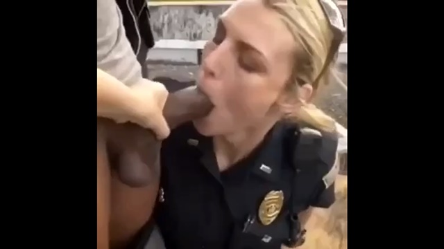 Policia de Nueva York Mamando Guevo