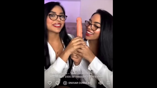 Las Gemelas Abello Mamando Dildo en un Live