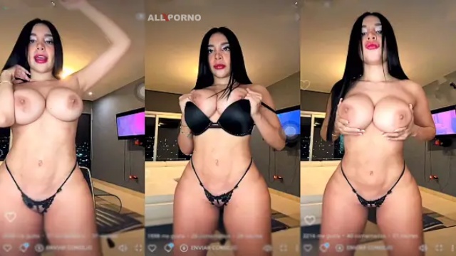 Ennid Wong Desnuda charlando en un Live