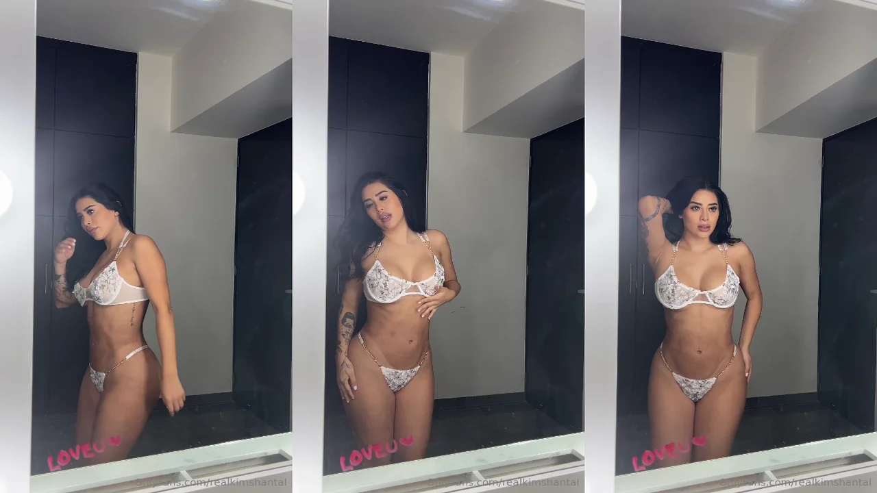 Kim Shantal probando bikini blanca en el espejo